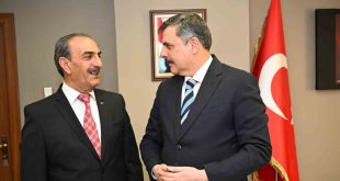 Vali Çiftçi'den vefa örneği