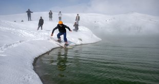 Van'da kayak ve karda termal havuz keyfi bir arada yaşanıyor