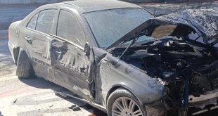 Elazığ'da araç kaldırıma çarptı: 1 yaralı
