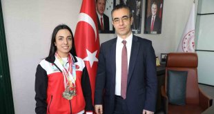 Ağrılı Milli Kayakçı Seher Kaçmaz madalyaları topladı