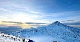 Dağcılar Küçük Ağrı Dağı'nın zirvesine ulaştı