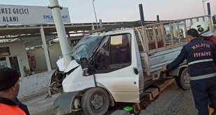 Trambüs direğine çarpan kamyonet sürücüsü ağır yaralandı