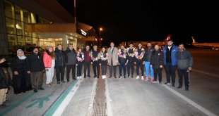 Van'ın milli atletleri havalimanında çiçeklerle karşılandı