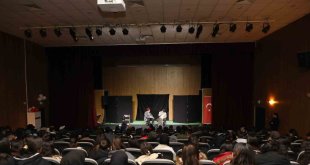 İpekyolu'nda "Nefes Mehmet Akif" tiyatro oyununa yoğun ilgi