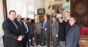 Bitlis Defterdarı Öztürk Ahlatlı baston ustalarını ziyaret etti
