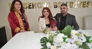 Yüksekova'da nikahlanan çift için '29 Şubat' tesadüf oldu