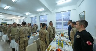 Hakkari Valisi Çelik, jandarma personeliyle iftar yaptı