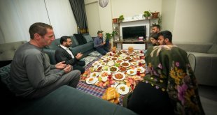 Hakkari Valisi ve Belediye Başkan Vekili Çelik, şehit ailesinin evinde iftar yaptı