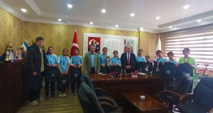 Ağrı'da Futsal Yıldızları Parladı: Hamur Gözlüce Ortaokulu Şampiyon Oldu