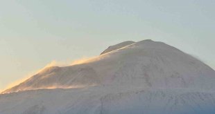 Türkiye'nin zirvesindeki fırtına görüntülendi