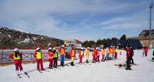 Üniversite öğrencileri ilk kayak heyecanını Ergan Dağı'nda yaşadılar