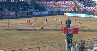 Hak mahrumiyeti cezası bulunan başkan maçı izlemek için yük asansörü kiraladı