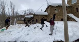 Bahçesaray'da imece usulü kar temizleme