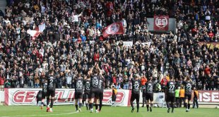 Elazığspor taraftarlarıyla coşuyor