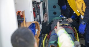 Erzurum'da refüjdeki ağaca çarparak devrilen aracın sürücüsü ile eşi yaralandı