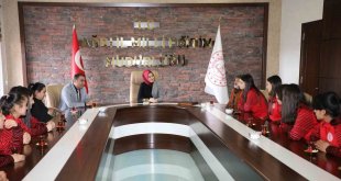 Ağrı Valisi'nin eşi Neslihan Gül Koç, kadın futbolcularla buluştu