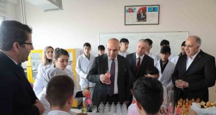 Ağrı Valisi Koç, TOBB Mesleki ve Teknik Anadolu Lisesini ziyaret etti