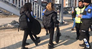 Yüksekova'da polisler, öğrencileri üst geçit kullanmaları için bilgilendirdi