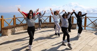 Van'da kadınlar Akdamar Adası'nda spor yaptı