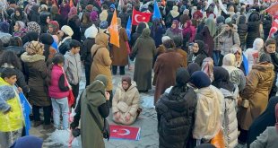 Cumhurbaşkanı Erdoğan konuşurken Türk bayrağını önüne bırakıp miting alanında namaz kıldı