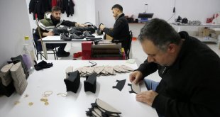 Bitlis'e kurdukları atölyeden Balkan ülkelerine spor ayakkabısı ihraç ediyorlar