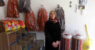 3 çocuk annesi kadın yöresel ürünler satarak aile ekonomisine katkıda bulunuyor