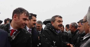 Milli Eğitim Bakanı Tekin'e kar altında coşkulu karşılama