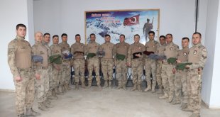 Tamam Teyze'den jandarmaya yün atkı jesti