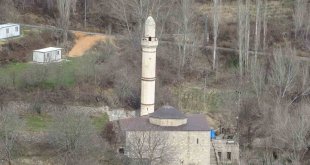 800 yıllık tarihi cami zamana direniyor