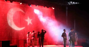 'Cumhuriyete Doğru' tiyatro oyunu Erzincan'da sahnelendi