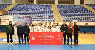 İpekyolu'nun kız basketbol takımlarından büyük başarı