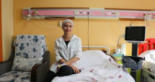 Lösemi tedavisi gören İlayda hastane odasında üniversite sınavına hazırlanıyor