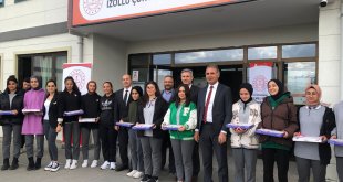 Kale'de kız futbol takımına tablet hediye edildi