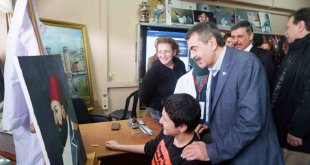 Bakan Tekin, gençlerle türkü söyledi, bayrak törenine katıldı