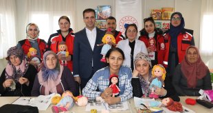 Depremzede kadınlar amigurumi bebek üreterek afetin etkisinden uzaklaşıyor