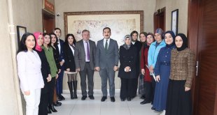 Çıldır Kaymakamı İpek, Kadınlar Gününü Karanfillerle Kutladı