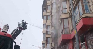 Erzurum'da işyerinin çatısında çıkan yangın itfaiye ekiplerince söndürüldü