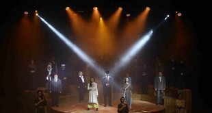 'Cumhuriyet'e doğru' tiyatro oyunu, Atatürk Üniversitesi ev sahipliğinde sahnelendi
