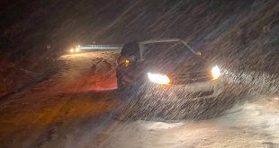 Bitlis'te kar nedeniyle araçlarıyla yolda mahsur kalan vatandaşları ekipler kurtardı