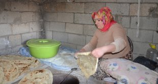 Muşlu kadınlar ramazan için tandırda ekmek pişiriyor