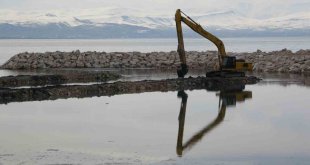 Van Gölü'ndeki çekilme limanları kullanılamaz hale getiriyor