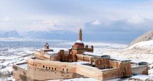 Tarihi İshak Paşa Sarayı martta karla kaplandı