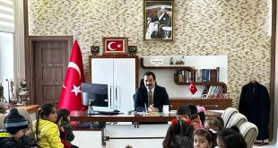 Minik öğrencilerden Kaymakam Akköz'e ziyaret