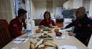 Sağlık çalışanları ilk iftarlarını görev başında yaptı