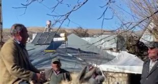 Arabanın çıkamadığı köye eşek sırtında giderek oy istedi