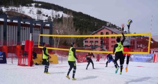 Erzurum'da kar voleybolu heyecanı