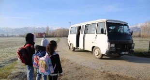 Krediyle aldığı aracı ücretsiz öğrenci servisine dönüştürdü