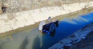 Erzincan'da sulama kanalına devrilen traktörün sürücüsü öldü