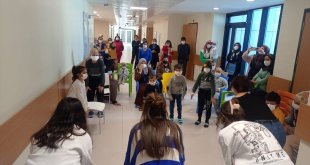 Malatya'da öğrencilerinden hastanede tedavi gören çocuklara moral ziyareti