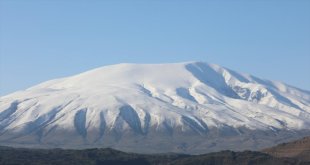 Ağrı Dağı kar yağışıyla yeniden beyaza büründü